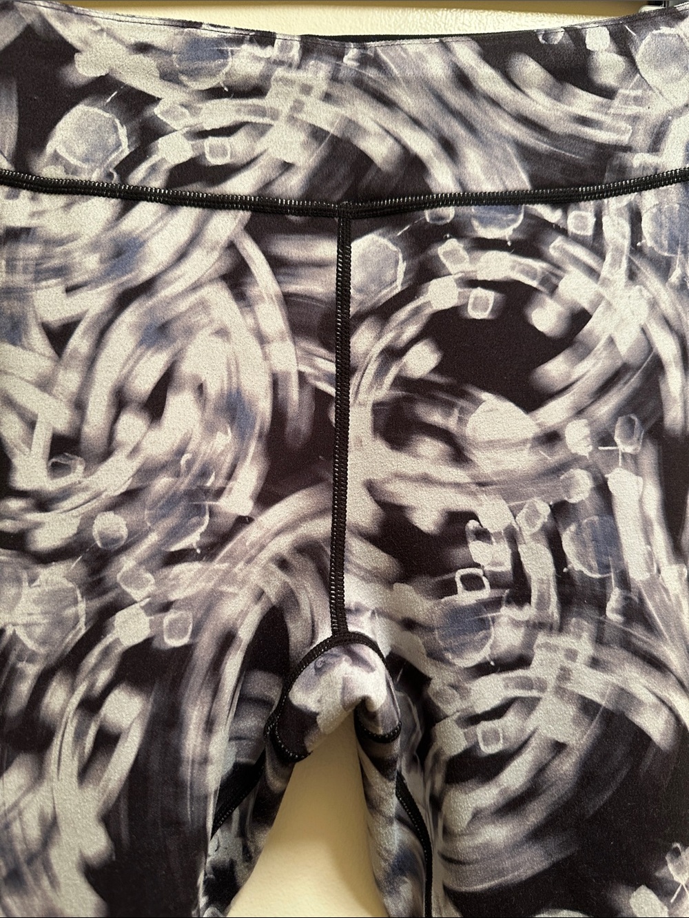 Sweaty Betty Abstract Black, Gray & White Active Capri Leggings